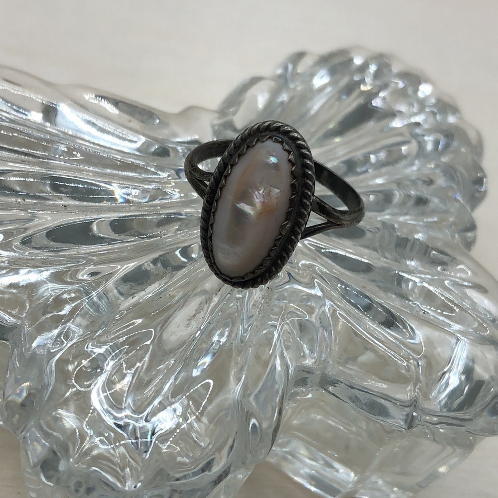Vintage artisan MoP elegant ring sterling silver sz 7 rustic Native American - Picture 3 of 7